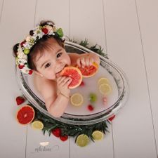 Baby fotoshoot melkbadje met fruit of bloemen