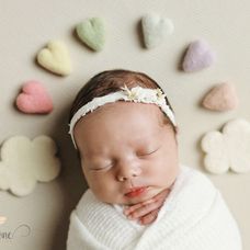 Newborn regenboog baby fotograaf Hellevoetsluis